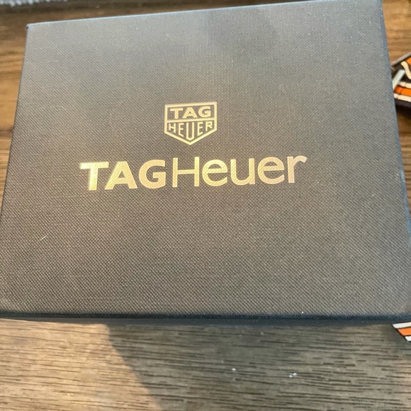 Beautiful Tag watch with original box and papers. - Picture 2 of 4